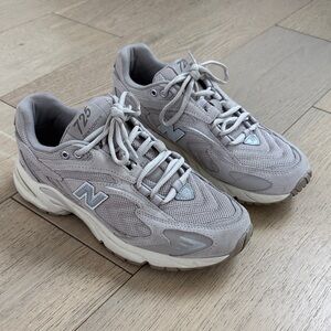 New Balance 725 Women’s Size 7.5 Light Gray Athletic Shoes